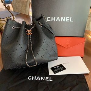 CHANEL Drawstring bag +Pouch- almost NEW blk/org